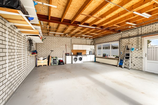 Foto - Te koop: Ruime 2-onder-1-kapwoning met dubbele garage, eigen oprit en fijne tuin